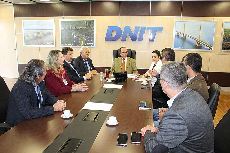 O DNIT pisou na bola”, esse foi o desabafo do senador Ivo Cassol logo depois de uma reunião nesta quarta-feira (21) com o Diretor-Geral do Departamento Nacional de Infraestruturas de Transporte (DNIT)