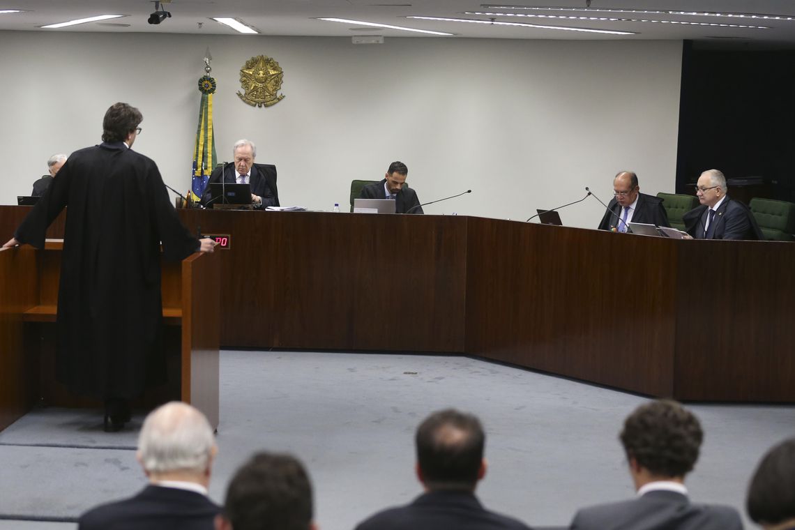 Sessão plenária da Segunda Turma do STF para julgamento de recurso que questiona a liberdade concedida a José Dirceu, e inquérito contra o senador Aécio Neves, entre outros processos.