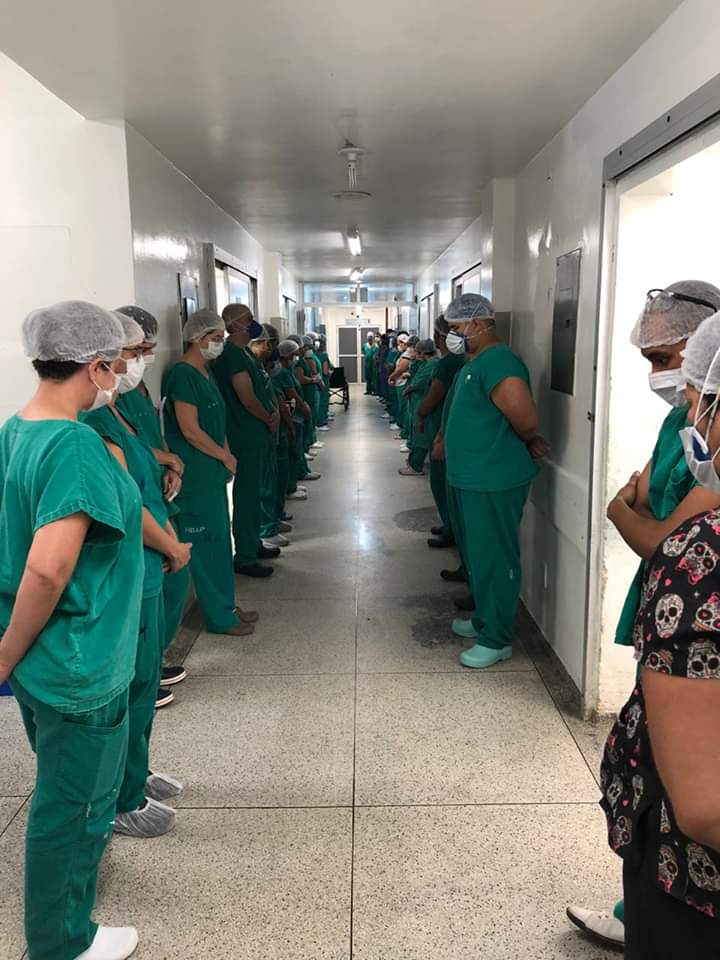 No corredor do Hospital de Base os servidores fizeram um minuto de silêncio em frente ao centro cirúrgico. Evandro trabalhava como maqueiro há mais de 30 anos.