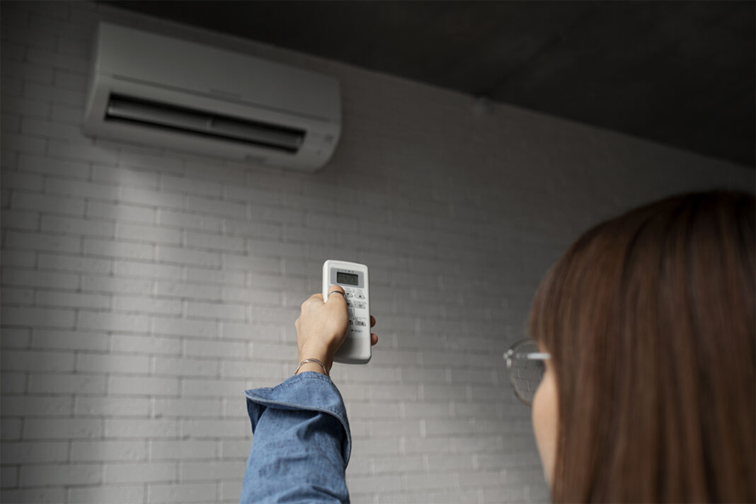 Nesse período quente, é comum as pessoas ligarem o aparelho de ar-condicionado por mais tempo. Por isso, fique atento ao tempo de uso. Quanto mais horas ligado, mais energia consumida. A recomendação é utilizar o aparelho em temperatura amena, como 23º C, para que o clima fique agradável e utilizando menos energia.