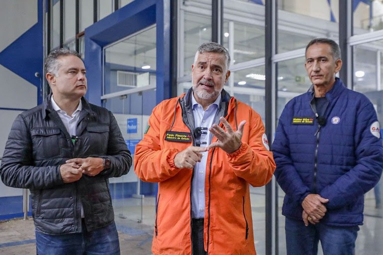 Ministros Renan Filho (Transportes), Paulo Pimenta (Apoio à Reconstrução do RS) e Waldez Góes (Desenvolvimento Regional) durante live para balanço das ações do Governo Federal em apoio ao Rio Grande do Sul, nesta quinta-feira (16), em Porto Alegre - Foto: Lucas Leffa/Secom/PR