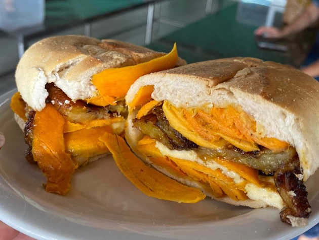 Em Porto Velho, no Café da Chiquinha, o valor do x-caboquinho é de R$ 13,00, cerca de 120% a menos do que o preço praticado na capital do Amazonas.