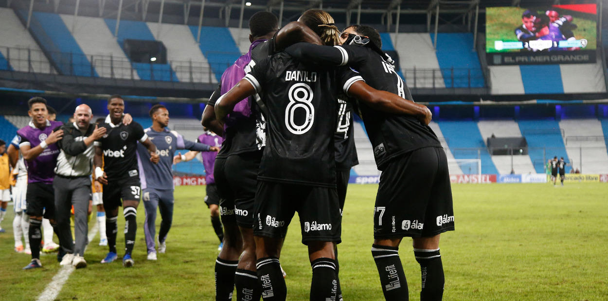 Danilo brilha, decide no fim e Botafogo cala o Racing na Argentina