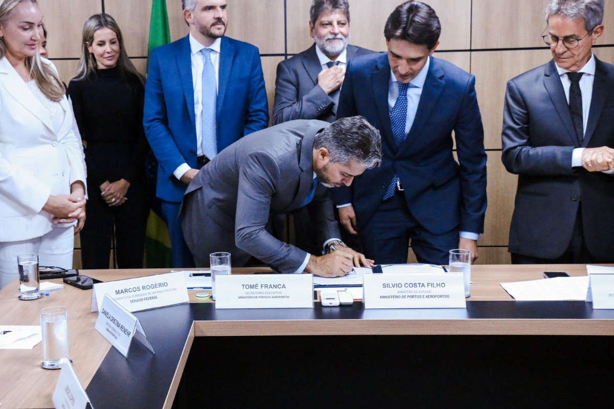 Senador asssinando a ordem para investimentos do novo terminald rodoviários, Marcos Rogério coloca novo terminal de Ji-Paraná