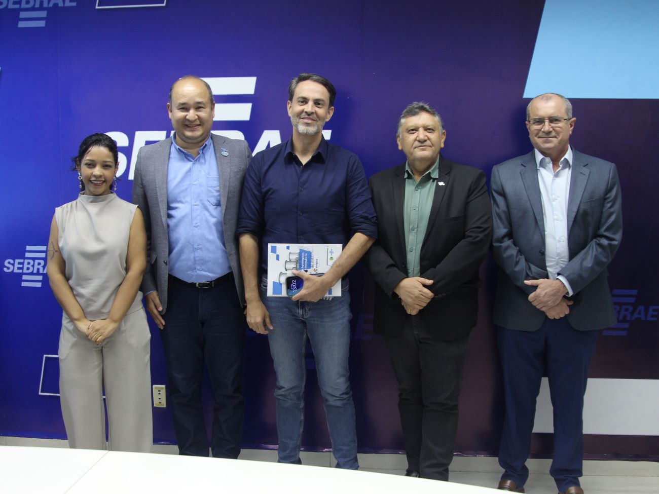 Representantes do Sebrae e o Prefeito de Capital Léo Moraes