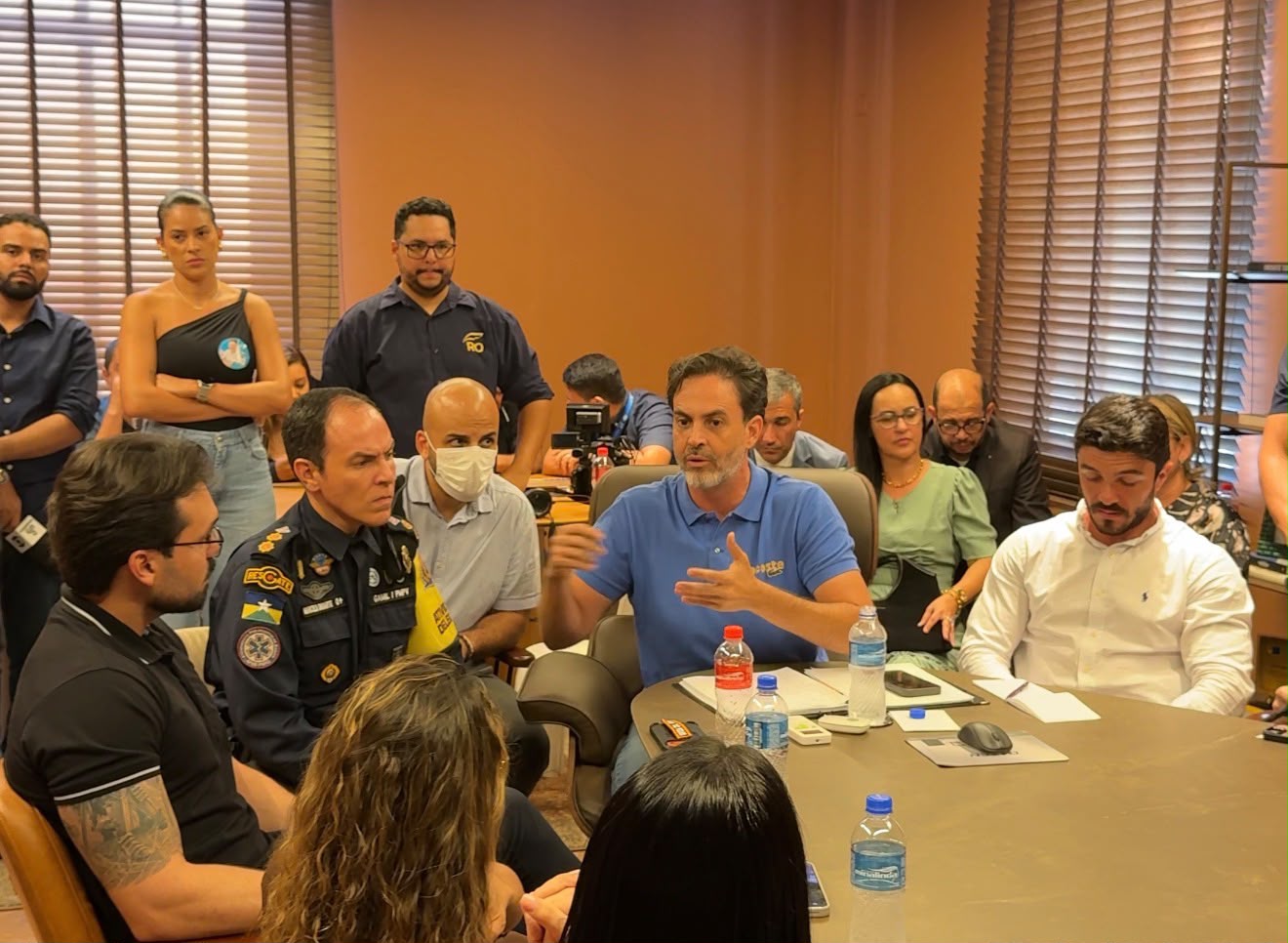 Prefeito Léo Moraes se reúne com representantes e comerciantes da capital