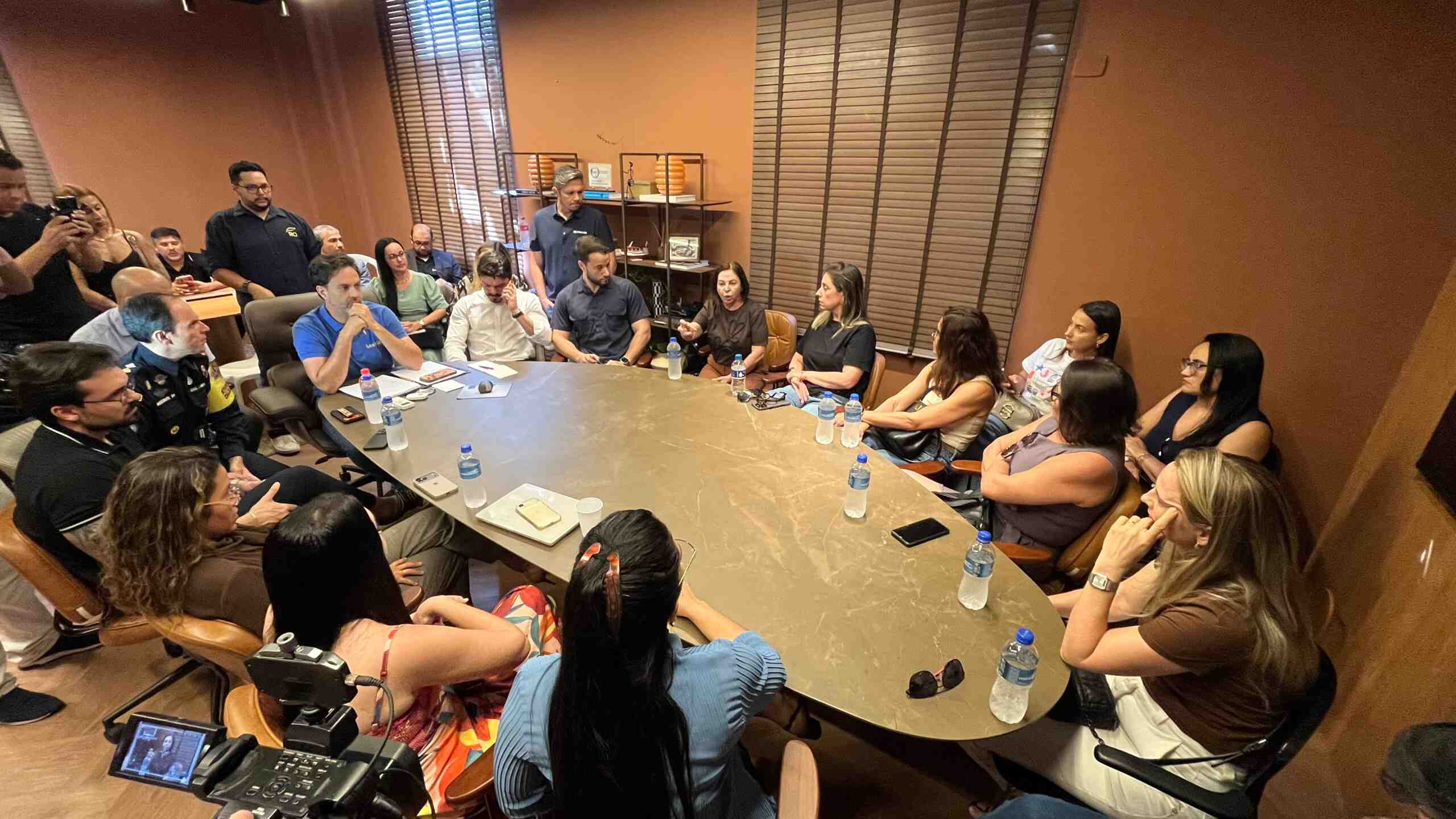Prefeito Léo Moraes se reúne com representantes e comerciantes da capital